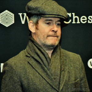 Actor Tom Hollander, at the start of Game 10, FIDE World Chess Championship 2018 | Photograph by John Lee Shaw © www.hotoffthechess.com.