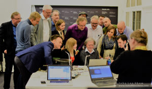 Press watching the viral video of Fabiano Caruana.